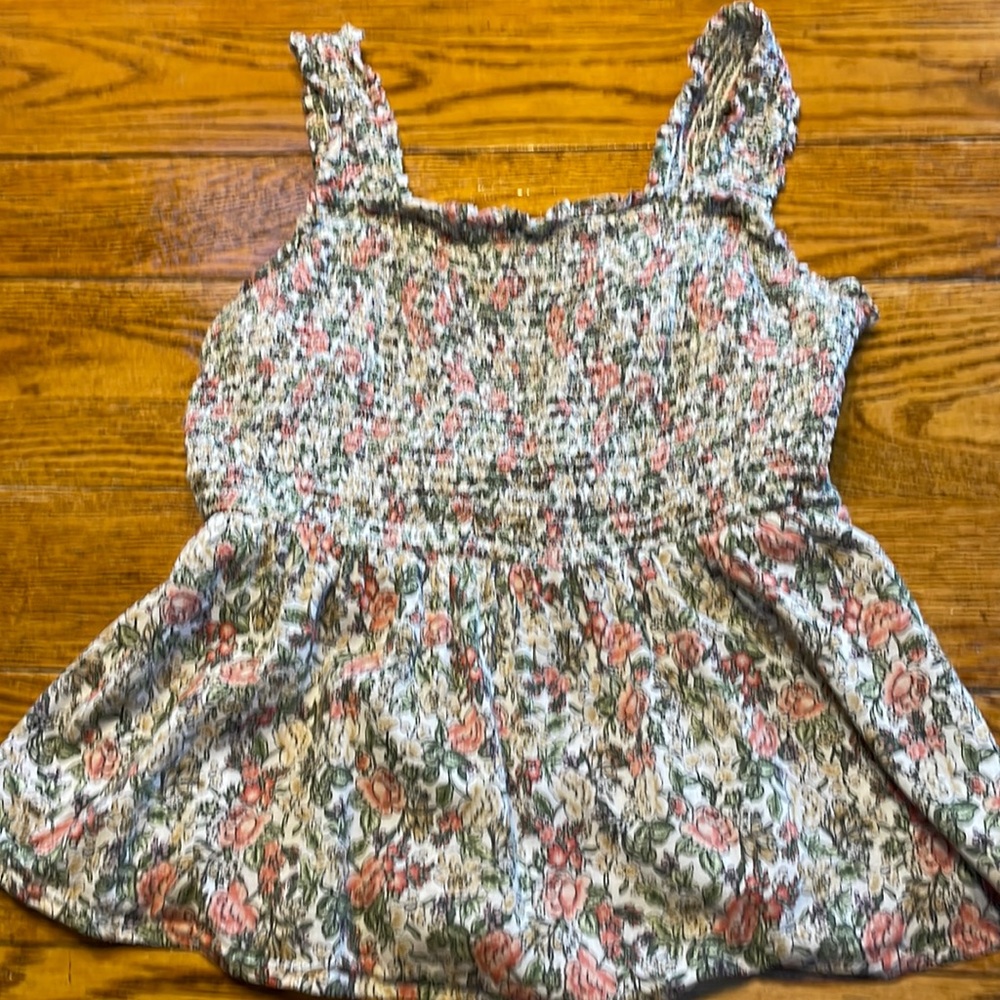 Old Navy floral juniors top.  Elastic on top. Size Medium.